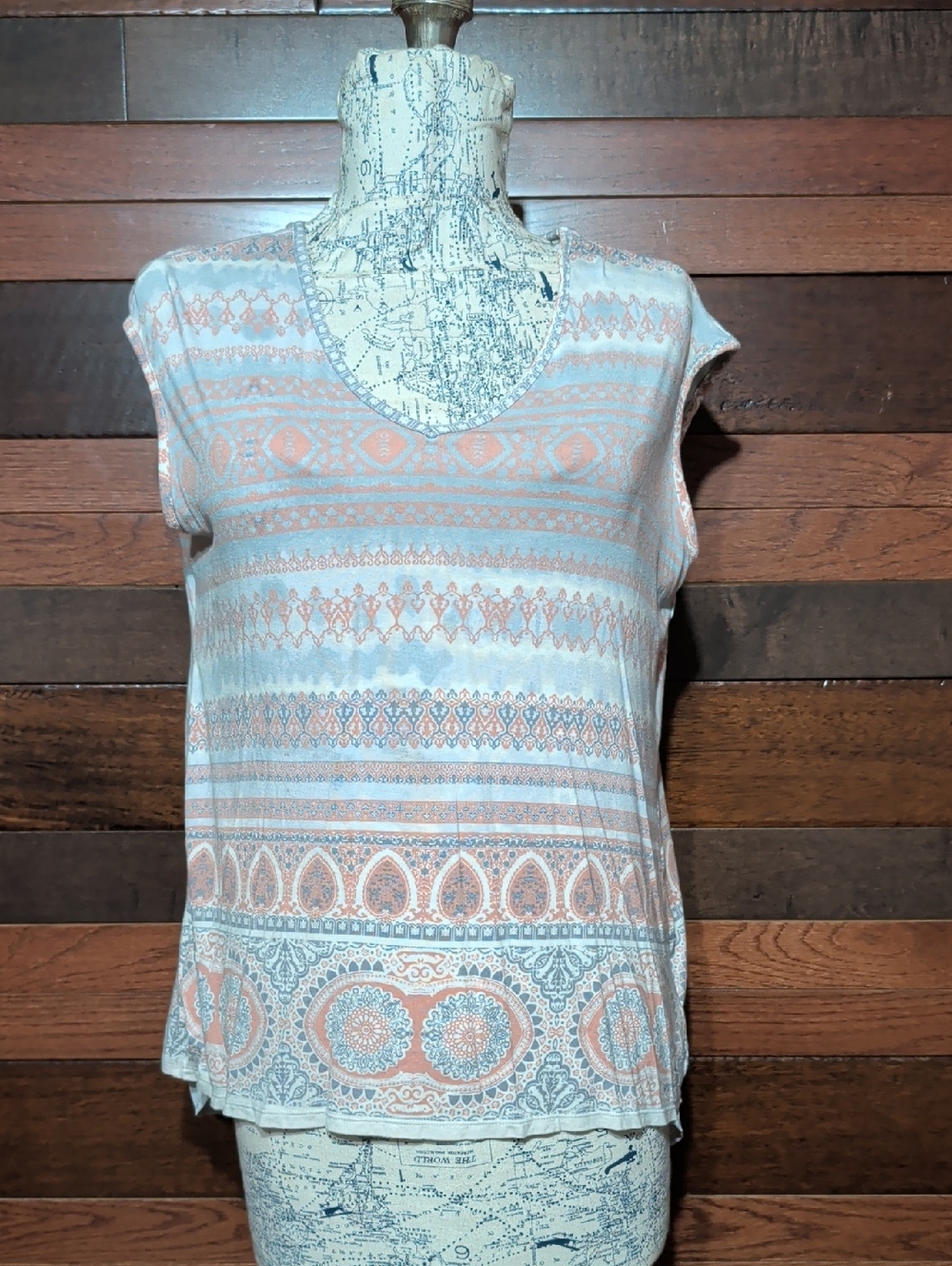 Rose & Olive  Women's Sleeveless Patterned Knit Top - Peach & Light Blue
